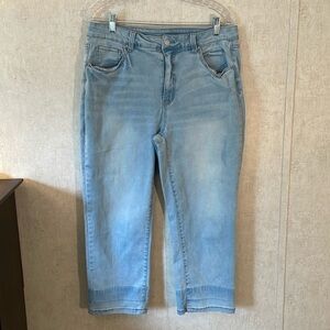 Time and tru size 16 high rise light blue capris. Some distressing.